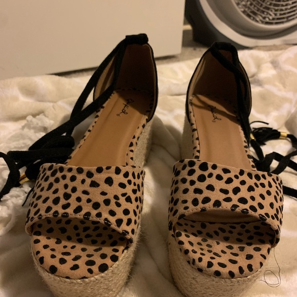 Platform sandals - Picture 1 of 2